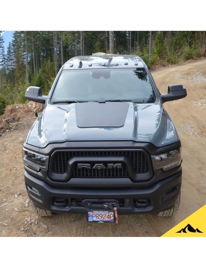 Panel solarny Cascadia 4x4 CHF159 na masce Ram HD na leśnej drodze