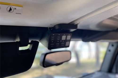 Panel przełączników VoSwitch JK100 zamontowany przy lusterku w Jeepie Wranglerze JK